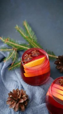 Portakallı sıcak şarap ve yıldız anason, Noel için şenlikli kış içeceği.