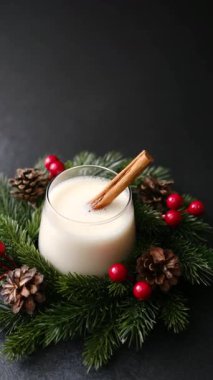 Tarçın çubuğu ve bayram çelengi desenli şenlikli kış yumurtalı içeceği.