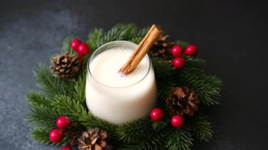 Noel Yumurtası İçeceği Tarçın Çubuklu Evergreen Çelengi