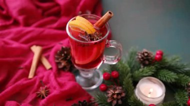 Sıcak sıcak şarap, portakal dilimli ve tarçınlı. Şenlikli kış kutlaması.