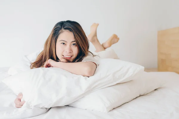 Mulher Asiática Feliz Deitada Cama Com Pernas Cruzadas Olhando Para — Fotografia de Stock