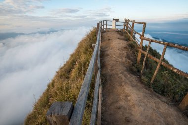 Tayland 'ın Chiang Rai eyaletinde Phu Chi Dao dağlarının eteklerinde ikonik bir dağ zirvesi..
