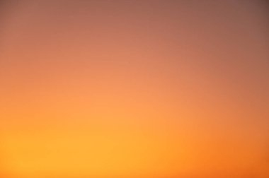 Gün batımında temiz turuncu gökyüzünün odak noktası.