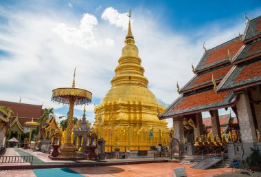 Wat Phra Bu Hariphunchai Lamphun şehrindeki ünlü ikonik tapınak, Kuzey Tayland.