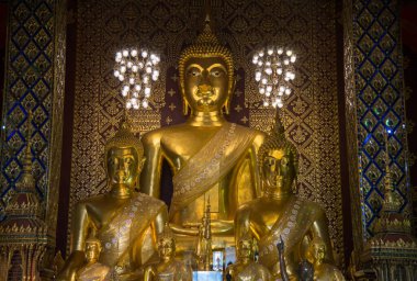 Wat Phra Viharn 'daki Buda heykeli. Kuzey Tayland' daki Lamphun şehrindeki ünlü ikonik tapınak Hariphunchai..