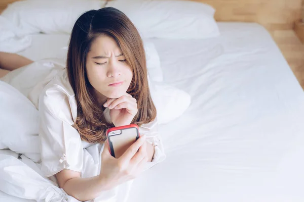 Portret Van Aziatische Vrouw Met Behulp Van Mobiele Telefoon Bed — Stockfoto