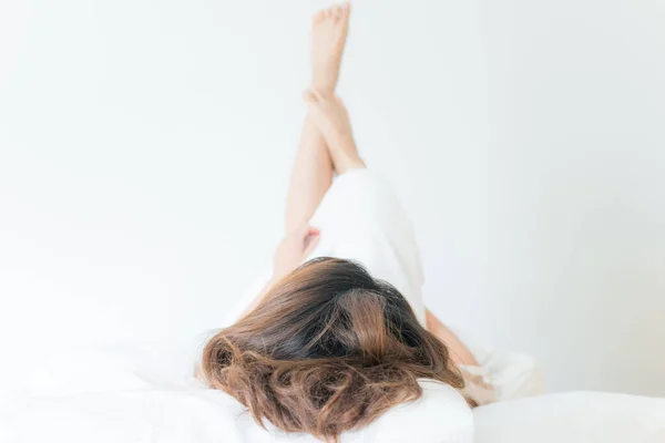 Porträtt Asiatisk Kvinna Liggande Sängen Konceptuell Bild Charmig Och Attraktiv — Stockfoto