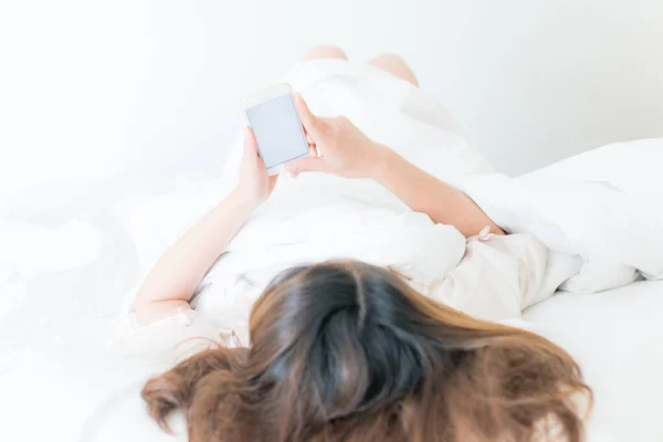 Aziatische Vrouw Die Bed Ligt Haar Smartphone Gebruikt Conceptuele Shot — Stockfoto