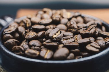 Kavrulmuş kahve çekirdekleri makrosu. Kavrulmuş fasulye kahve gibi kokar ve nem kavrulduğu için daha hafiftir..