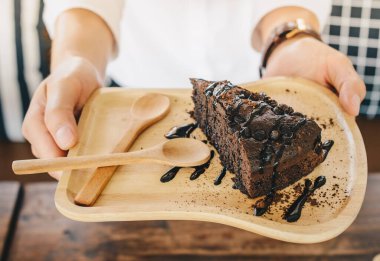 Elindeki çikolatalı keki. Çikolatalı brownie (kısaca brownie), Amerika Birleşik Devletleri 'nde yapılan bir tatlı veya çikolatalı kek..