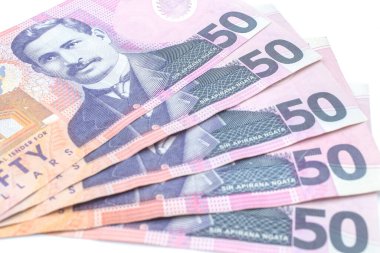 İzole edilmiş beyaz arka planda Yeni Zelanda 50 dolarlık banknot. Yeni Zelanda Doları Yeni Zelanda 'nın resmi para birimidir..