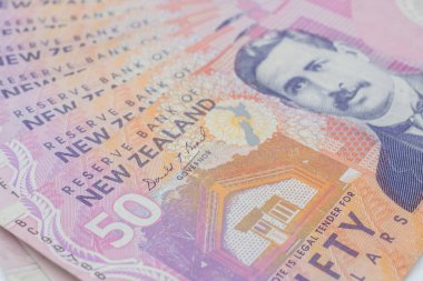 İzole edilmiş beyaz arka planda Yeni Zelanda 50 dolarlık banknot. Yeni Zelanda Doları Yeni Zelanda 'nın resmi para birimidir..