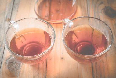 Damlayan kahveden sonra birkaç fincan sıcak kahve. Damlatan kahve, kahve üzerine kaynar su dökülerek yapılır (öğütülen kahve espresso 'dan çok daha kabadır).).