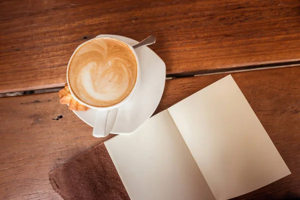 Bir Fincan Sıcak Kahve Latte Sanat Ahşap Tabloda Yer Yüzeyi — Stok fotoğraf