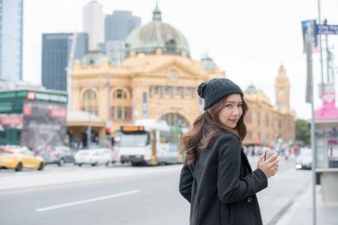 Asyalı kadın portresi Avustralya 'nın Victoria eyaletinin en yaşanabilir şehri Melbourne' da seyahat ediyor..