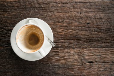 Biri kahvenin tadını aldıktan sonraki boş kahve fincanı..