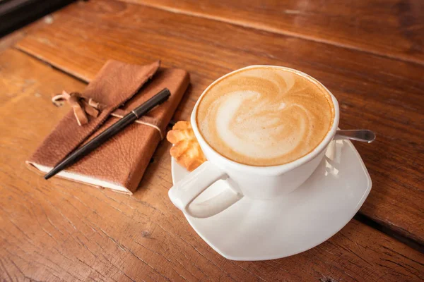 Filiżankę Gorącej Kawy Latte Art Powierzchni Umieszczony Drewnianym Stole — Zdjęcie stockowe