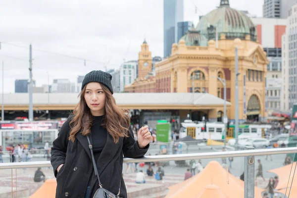 Melbourne 'da seyahat eden Asyalı bir kadının portresi. Avustralya' nın Victoria eyaletinde dünyanın en yaşanabilir şehri..