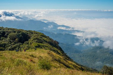 Doi Inthanon 'daki turistik yerlerden biri olan Kio Mae Pan' ın tepesindeki güzel doğa izleri Tayland 'ın Chiang Mai eyaletindeki en yüksek dağdır..
