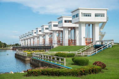 Uthokawiphatprasit, Tayland 'ın Nakhon Si Thammarat bölgesindeki Pak Phanang nehir havzasında insan yapımı bir su geçidi..