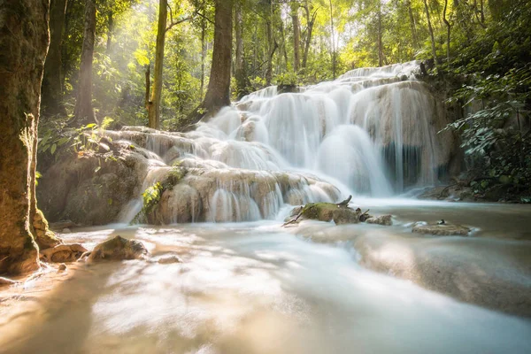 Pu Kaeng şelalesi Tayland 'ın Chiang Rai eyaletindeki en güzel kireçtaşı şelalesidir. Kuzey Tayland 'ın kırsal kesimindeki doğanın huzur manzarası.