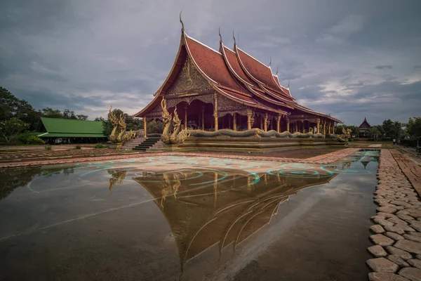 泰国东部Ubon Ratchathani省具有标志性的旅游地标之一的Sirindhorn Wararam Phu Prao寺庙 — 图库照片