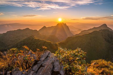Doi Luang Chiangdao 'nun üzerindeki güzel günbatımı Tayland' ın en yüksek üçüncü dağları..