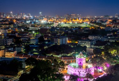 Phra Sumen Kalesi (resmin sağ alt tarafında) ve geceleri Bangkok şehri.