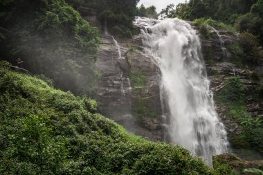 Wachirathan şelalesi Doi Inthanon Ulusal Parkı 'na giden ikinci büyük şelaledir. Bu, Tayland' ın Chiang Mai eyaletinin etkileyici ve güçlü bir şelalesidir..