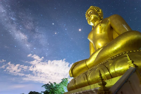 Grande Statua Buddha Sotto Notte Stellata Con Lattea Sopra — Foto Stock
