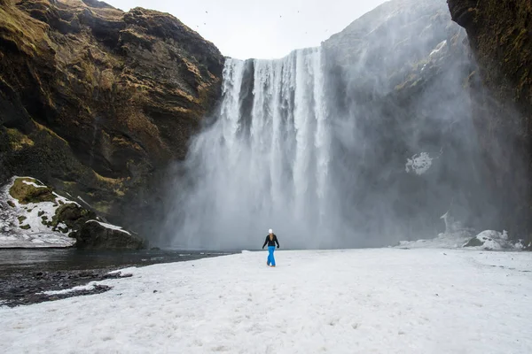 Turista Áll Előtt Skogafoss Egyik Legismertebb Vízesések Dél Izland Téli — Stock Fotó