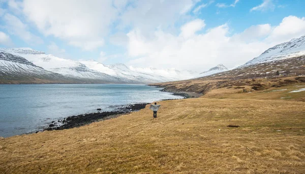 Frauen Reisen Den Östlichen Fjord Islands Mit Wunderschönen Bergen Austurland — Stockfoto