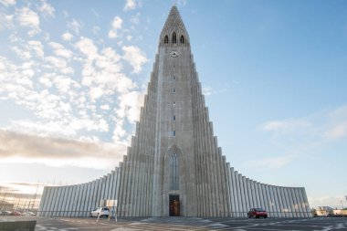 Reykjavik, İzlanda - 27 Mart 2016: Hallgrimskirkja İzlanda 'nın başkentleri Reykjavik' in en büyük ve en uzun kilisesi.