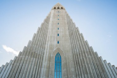 Reykjavik, İzlanda - 27 Mart 2016: Hallgrimskirkja İzlanda 'nın başkentleri Reykjavik' in en büyük ve en uzun kilisesi.