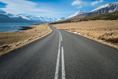 Boş kırsal yol ve İzlanda 'nın güzel manzarası.