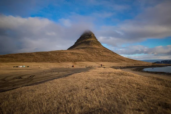 Kirkjufell Hito Icónico Islandia Bajo Luz Luna Situada Península Snaefellsnes — Foto de Stock