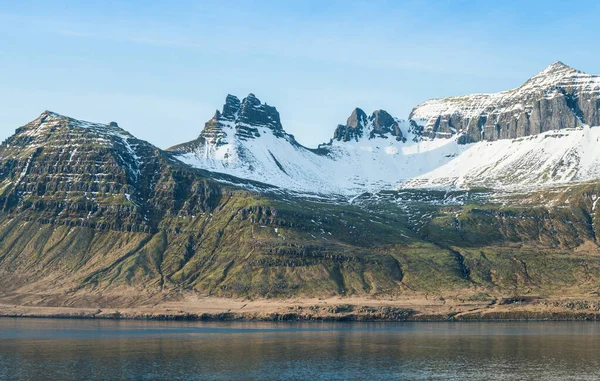 東アイスランドフィヨルドのストヴァール フィヨルドの美しい山々 — ストック写真