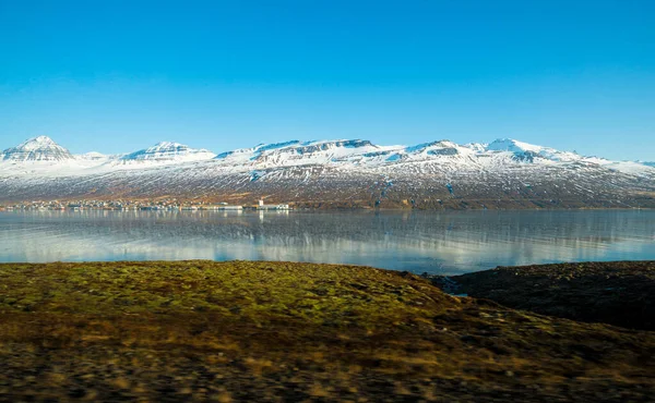 Krajina Pohled Zasněžené Hory Sahají Fjordu Východního Islandu — Stock fotografie