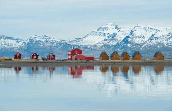 Reflejo Pequeña Casa Campo Mjoeyri Ciudad Eskifjrur Este Islandia — Foto de Stock