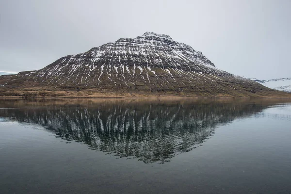 Das Spiegelbild Des Holmatindur Berges Der Ostisländischen Stadt Eskifjordur — Stockfoto