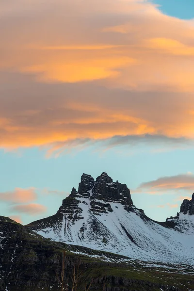 Красивая Гора Впечатляющие Облака Закате Городе Штуварор Восточной Исландии — стоковое фото