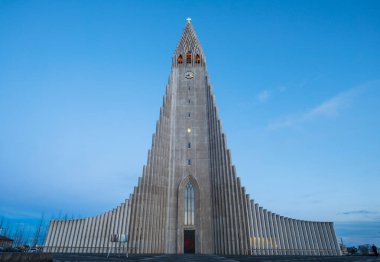 Reykjavik, İzlanda - 27 Mart 2016: Hallgrimskirkja İzlanda 'nın başkentleri Reykjavik' in en büyük ve en uzun kilisesi.