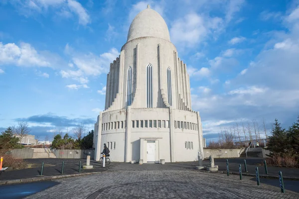 Reykjavik, İzlanda - 27 Mart 2016: Hallgrimskirkja 'nın arka manzarası İzlanda' nın başkenti Reykjavik 'in en büyük ve en uzun kilisesi.