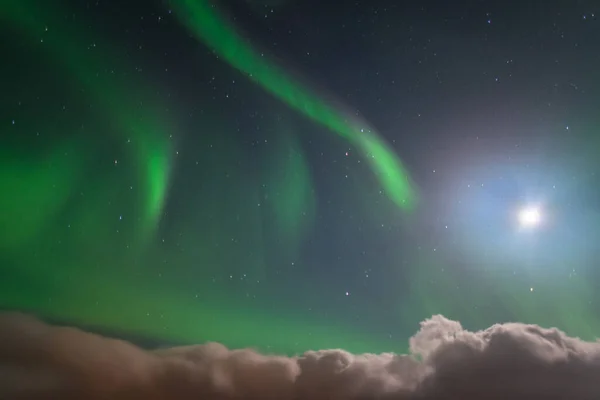Aurora Boreal Sobre Céu Contra Luz Lua Cheia Islândia — Fotografia de Stock