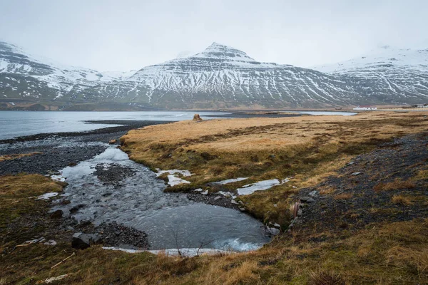 Gyönyörű Kilátás Nyílik Hegyek Stodvarfjordur Kelet Izland Felhős Napon — Stock Fotó