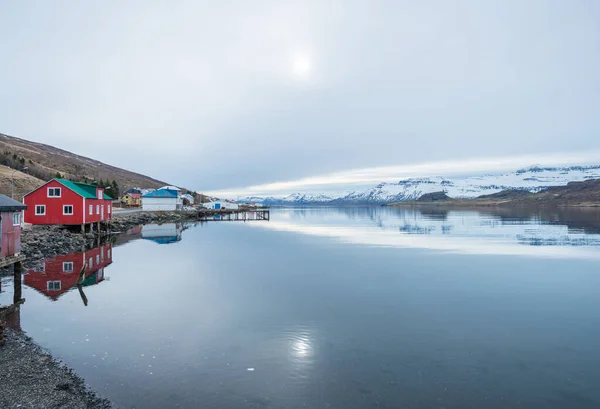 Reflejo Naturaleza Eskifjordur Pequeño Pueblo Fiordo Oriental Islandia Oriental — Foto de Stock