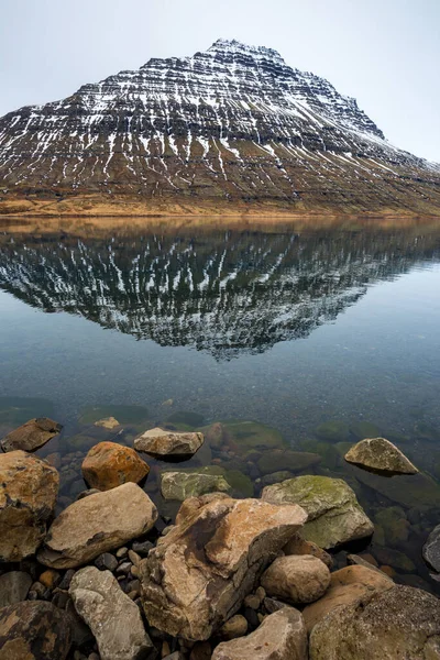 Holmatindur Montanha Poderosa Cidade Eskifjordur Fiorde Oriental Islândia Oriental — Fotografia de Stock