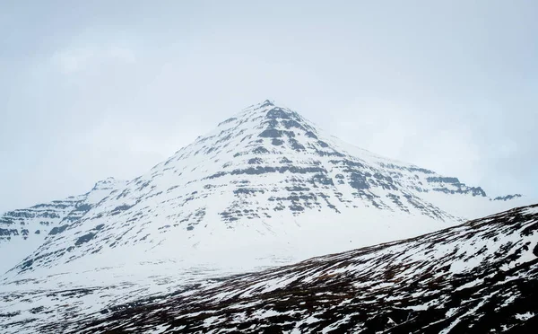 Gyönyörű Táj Havas Hegy Stodvarfjordur Kelet Izland Borítja Köd Téli — Stock Fotó