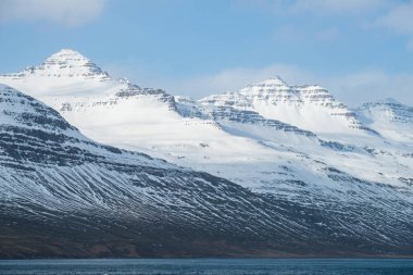 Doğu İzlanda 'nın Stodvarfjordur kentindeki karlı dağın güzel manzarası.