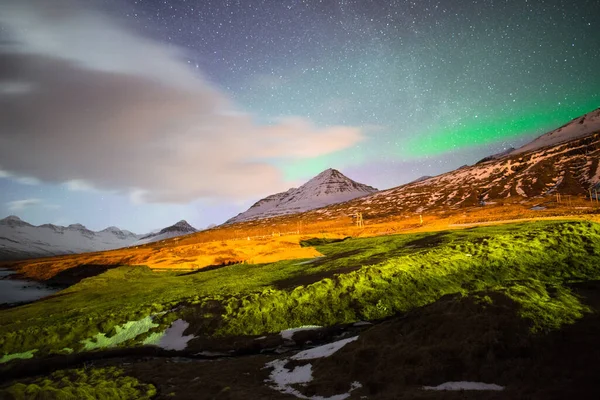 Aurora Borealis Sobre Cordilheira Cidade Stodvarfjordur Islândia Oriental — Fotografia de Stock